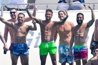 Los "Toiss", amigos a sueldo de Neymar