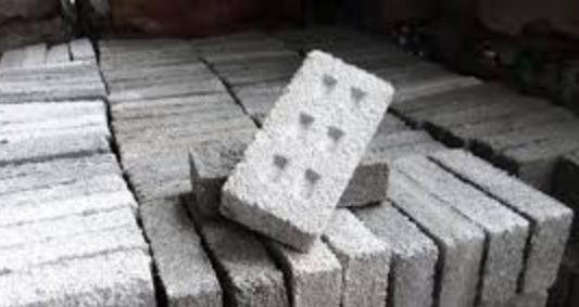 Construyen ladrillos ecológicos reciclando plásticos