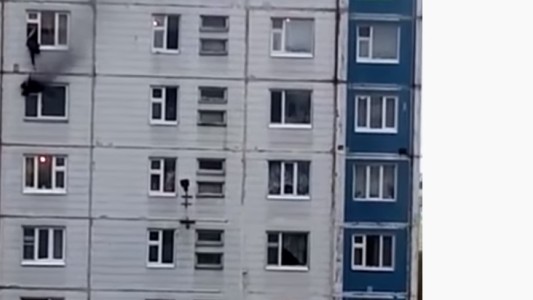 Video impactante: rescata a una mujer de un incendio sacándola por la ventana