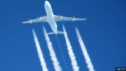 ¿ Por qué algunos aviones trazan una estela blanca en el cielo ?