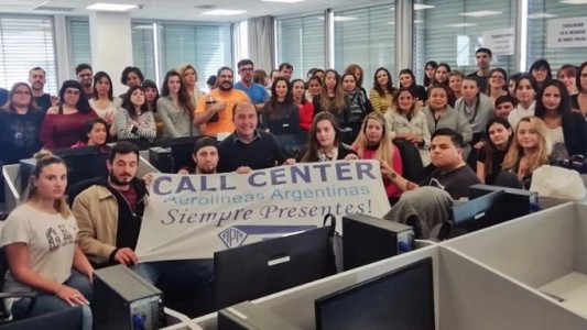 Miles de pasajeros de Aerolíneas Argentinas no se pueden comunicar por el paro en el call center