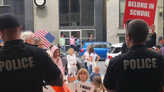 Protesta de padres antivacunas porque no dejan entrar a sus hijos a los colegios de Nueva York