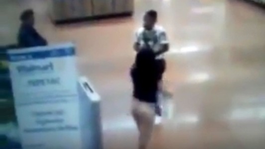 Video: una mujer se desnudó para demostrar que no había robado en un supermercado