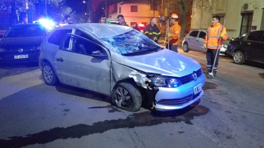 Bahía Blanca: una mujer de 56 años manejaba borracha, chocó a tres autos y volcó el suyo
