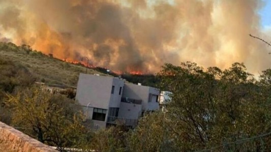 Están controlados los incendios que acecharon viviendas en Villa Carlos Paz
