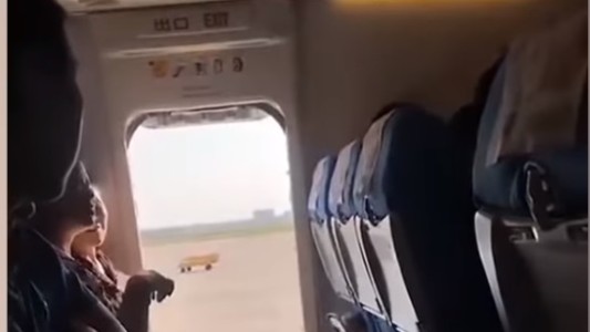 VIDEO:  tenía calor y abrió la puerta de emergencia del avión para tomar "aire fresco"