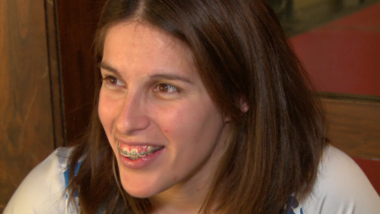 La historia de la cordobesa que "nada contra la corriente"