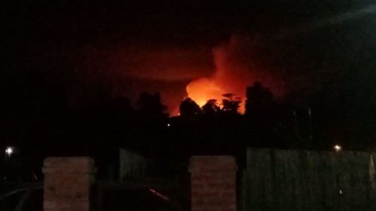 La caída de un pino sobre líneas de electricidad habría iniciado el fuego en La Cumbre