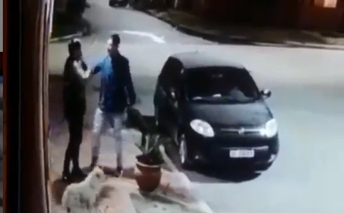 VIDEO VIRAL: lo asaltaron motochorros y terminaron a los abrazos, eran amigos