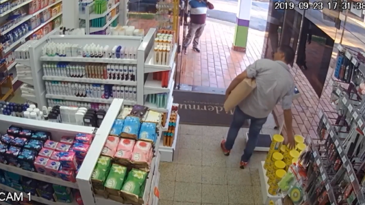 VIDEO: un hombre roba pañales y leche para bebé en una farmacia