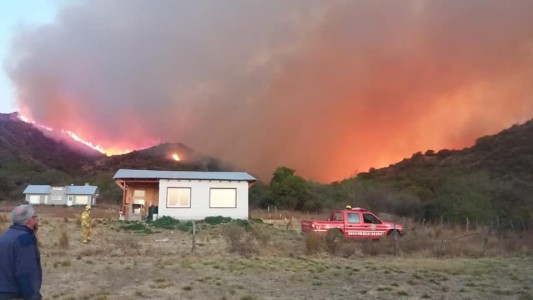 Bomberos combaten incendios en Salsacate