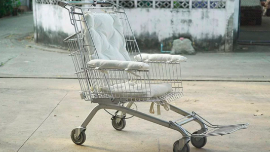 Ingenioso reciclado de carros de supermercado que los transforma en silla de ruedas