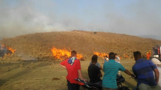 Siguen activos dos focos de incendio en Salsacate