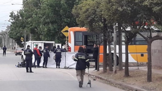 Un motociclista murió arrollado por un colectivo