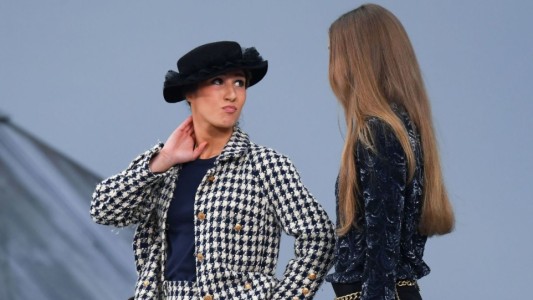 Una humorista se cuela en la pasarela del desfile de Chanel en París