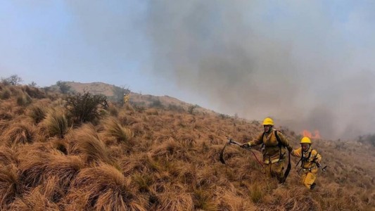 Dos bomberas quedaron atrapadas por el fuego y sufrieron quemaduras de segundo grado