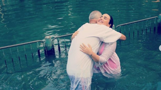 Demi Lovato se bautizó en el mismo río que Jesucristo