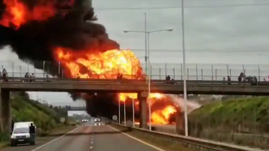 VIDEO: impresionante explosión de un camión cisterna que transportaba nafta
