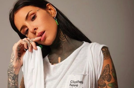 La foto muy caliente de Cande Tinelli besando a un cantante de trap en la cama