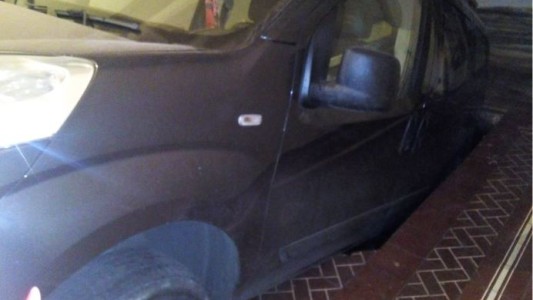 VIDEO: hace dos días que se hundió su camioneta en la cochera y no logra sacarla