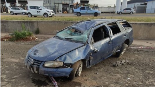 Vuelco, muerte y sorpresa: el auto era robado y la víctima llevaba un revólver