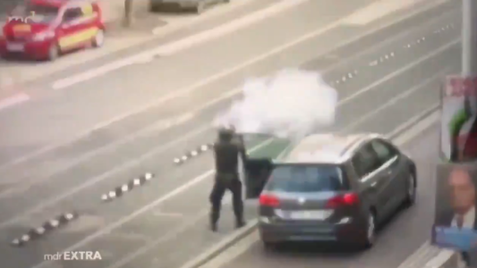 El momento en que un hombre dispara contra sinagoga en Alemania