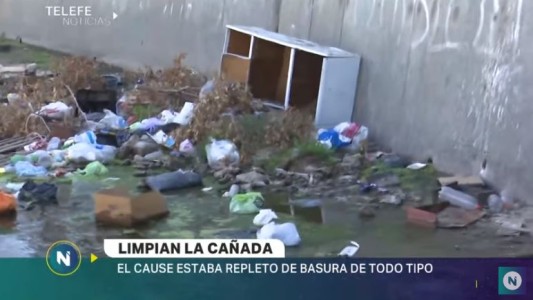 Desde residuos hasta un sillón viejo, lo que encontraron en el cauce de la Cañada