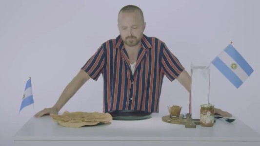 #BreakingBad Aaron Paul espera el estreno comiendo panqueques de dulce de leche
