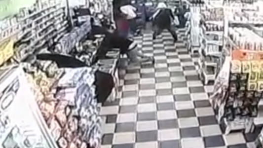 Video: delincuentes acribillaron a un policía durante asalto a un supermercado