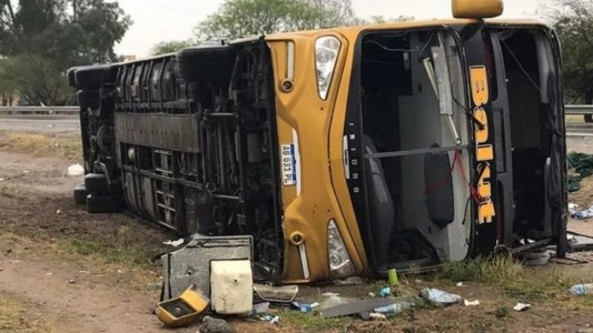 Micro intentó esquivar a una persona y volcó: tres muertos y 30 heridos en Tucumán