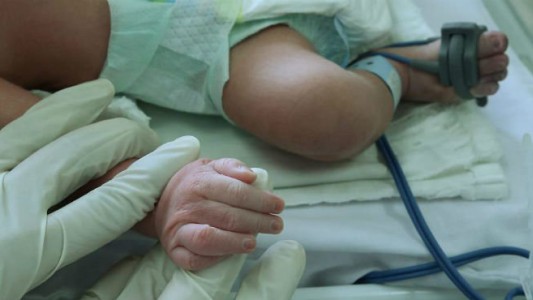 Enterraba a su hija fallecida y encontró una beba sepultada viva