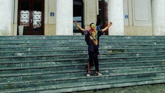 El joven estudiante que conmovió en las redes sociales con su carta, recibió su título de licenciado en Química