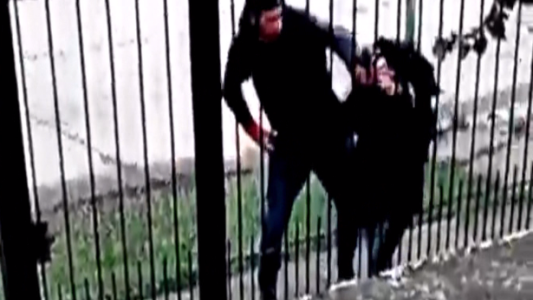 Delincuente golpea a una joven, le roba e intenta secuestrarla