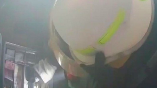 Video: un bombero roba dinero durante un incendio en un almacén