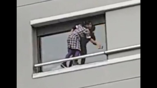 Video viral: la empleada que arriesga su vida para limpiar los vidrios de un departamento de Belgrano