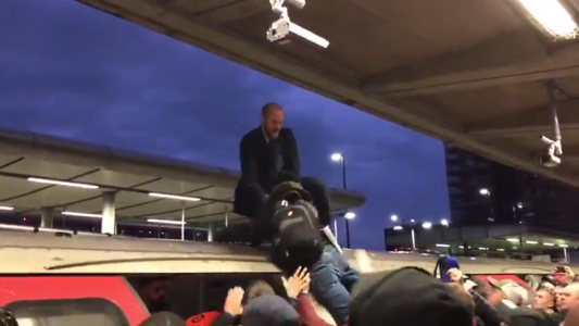 Pelea entre ecologistas y pasajeros en el techo del subte