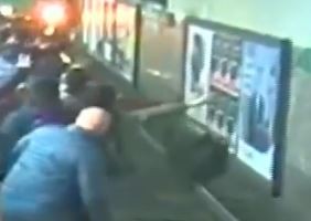 Liberaron al hombre que al desvanecerse empujó a una mujer a las vías