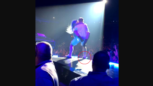 El blooper de Lady Gaga: un fan la alzó y ambos se cayeron del escenario