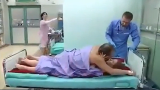 VIDEO: se las ingenió para que su marido infiel y su amante queden pegados, así fueron trasladados al hospital