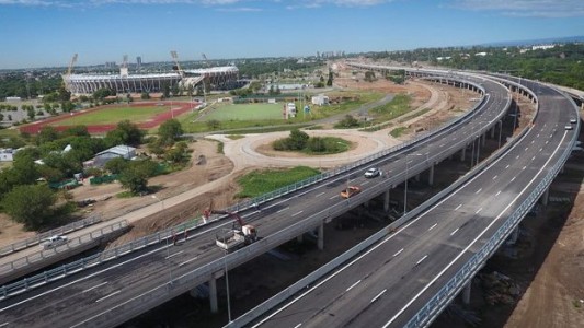 Se bajó del auto porque sentía un ruido raro y murió atropellado