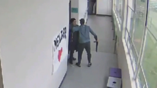 Profesor desarma a alumno que entró al aula con una escopeta