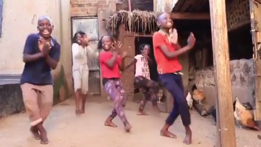 Un grupo de nenes africanos se suman al reto viral de Daddy Yankee