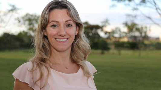 Escándalo: una candidata enseñó a cortar boleta en un acto escolar