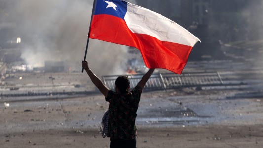 Santiago de Chile desafía el toque de queda