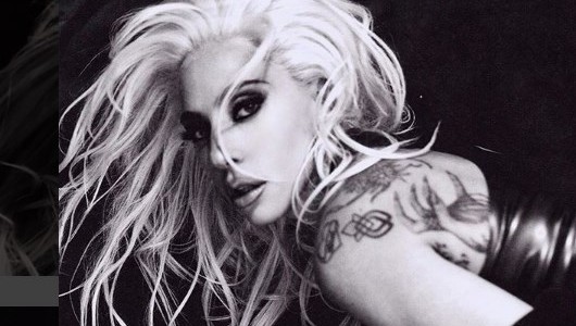 La rutina de Lady Gaga para recuperarse tras la caída en el escenario: desnuda en una pileta con hielo