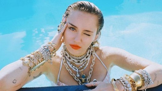 Las fotos de Miley Cyrus con remera blanca y sin corpiño: ¿pasan la censura de Instagram?