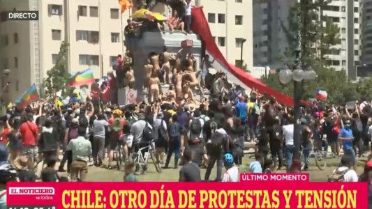 Protestas pacíficas, manifestantes desnudos y un hotel destrozado en Santiago de Chile