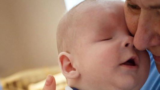 La historia del Sasha, el bebé ruso que nació sin ojos y que fue rechazado por su madre