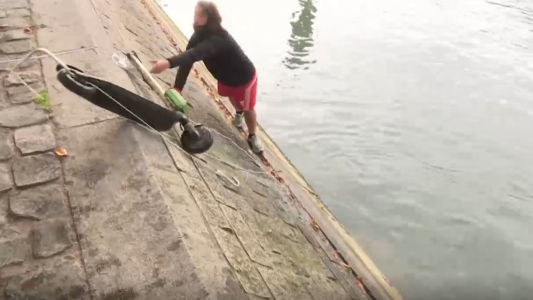 VIDEO: Pesca de monopatines, el nuevo oficio en París