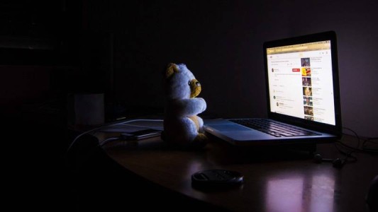 Encuentra a su hija de 15 años desaparecida al verla en videos de Pornhub